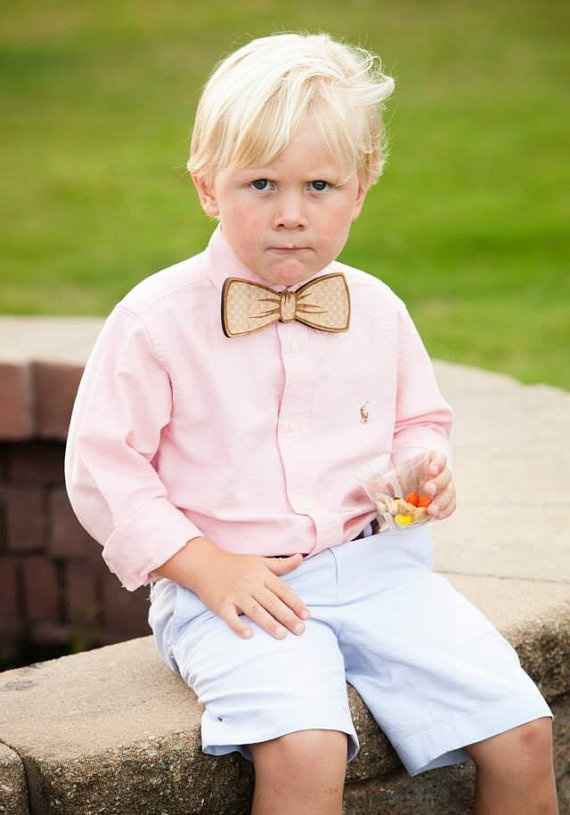 Niño pajarita madera