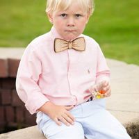 Niño pajarita madera