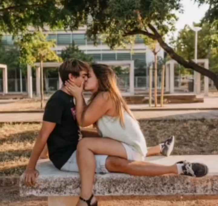 ¡Celebremos el Día Internacional del BESO! 💋 - 1