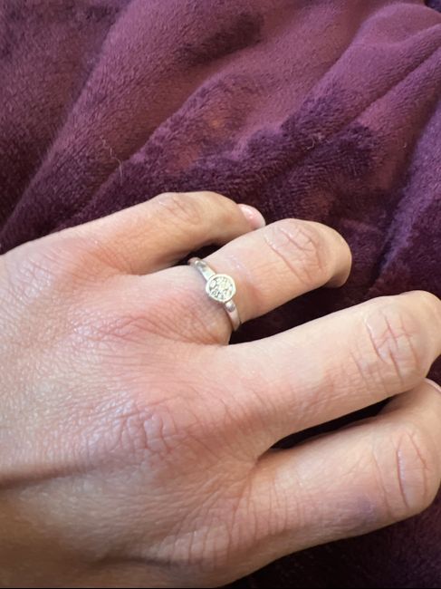 ¡Comenta si tu anillo de pedida se parece o no al de Cris! 💍 9