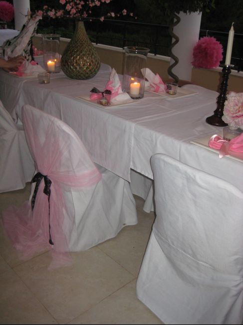 Mesa cena decorada y silla de la novia