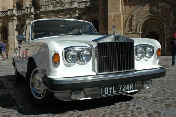 el coche de la boda..rolls roice silver shadow blanco