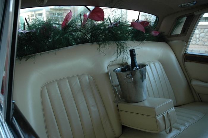 el interior del coche de boda...una pasada...y el champagne va incluido!!!!jijijiji