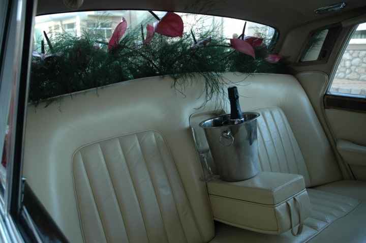 el interior del coche de boda...una pasada...y el champagne va incluido!!!!jijijiji