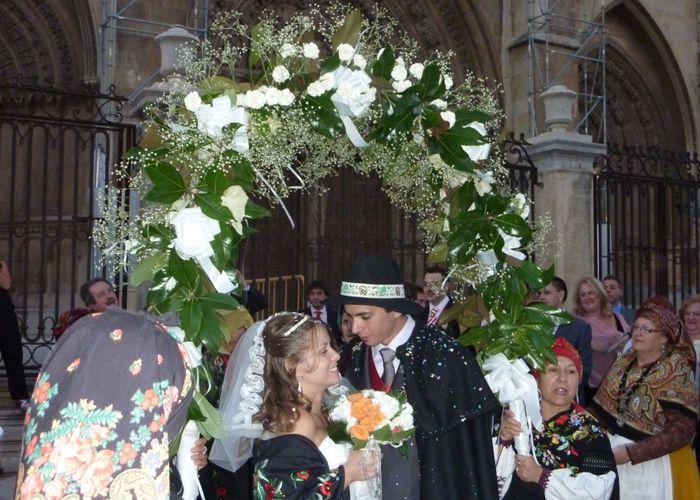 bajo el arco mientras nos cantaban