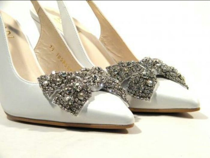 Novias con zapatos de pedrería ¿se enganchan al vestido al andar? 1