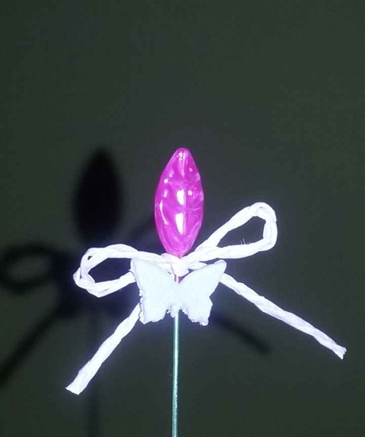 alfiler (he añadido el lazo morado)