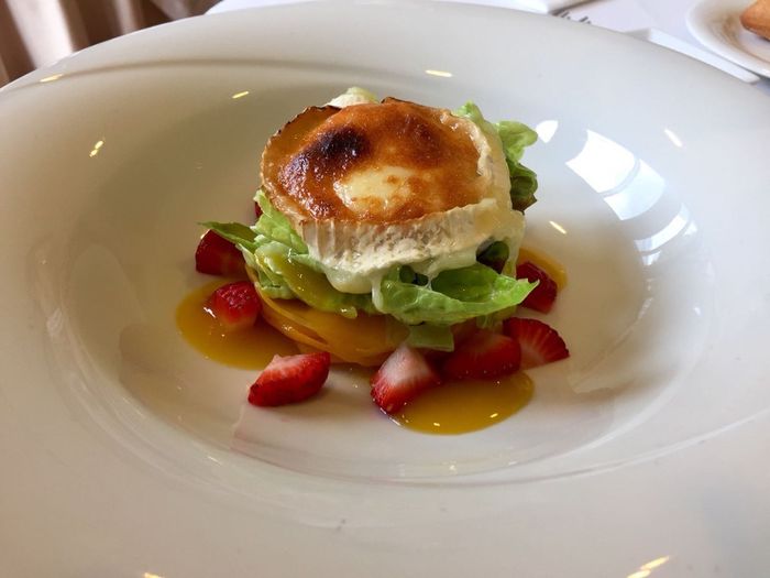 Ensalada de mango, fresas y queso de cabra con vinagreta de miel