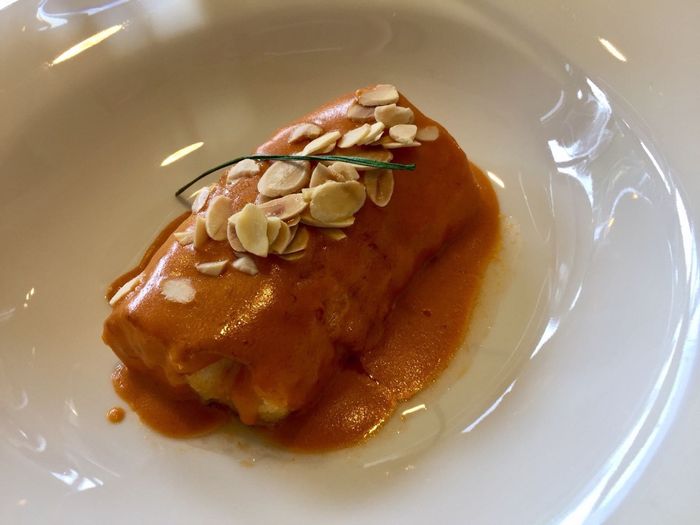 Suprema de merluza de palangre al romesco cocida con almendras