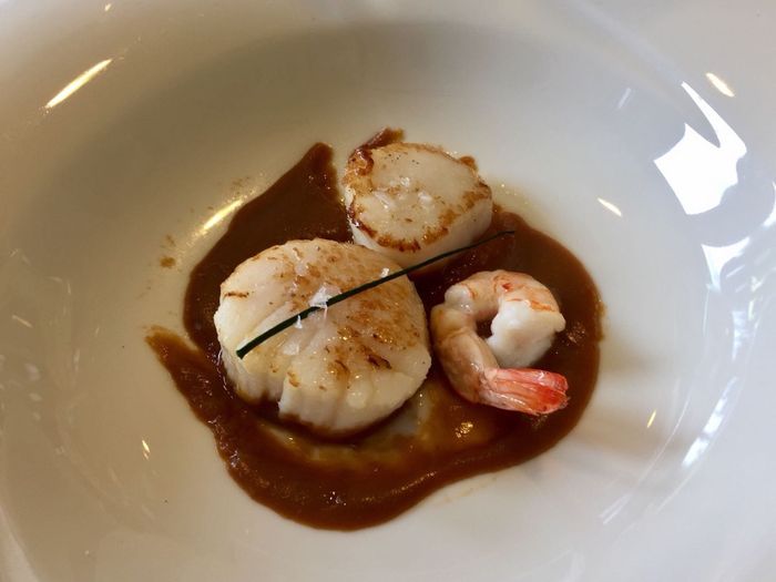 Vieiras con fondo de crema de bogavante y langostinos