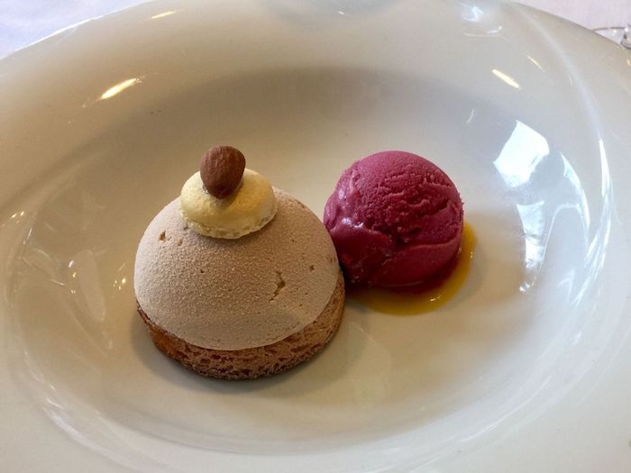 Bombón de almendra con helado de frambuesas