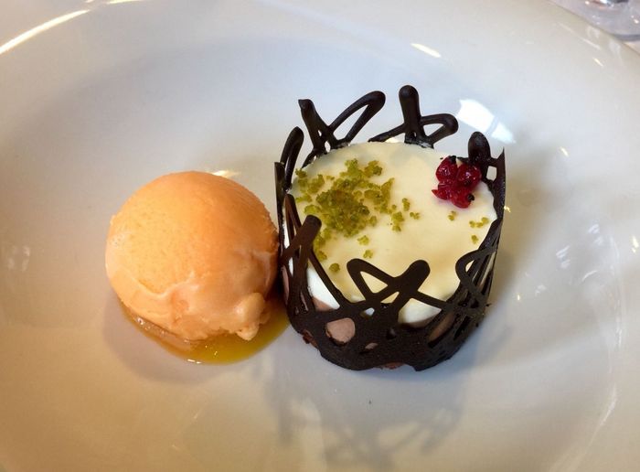 Mouse de tres chocolates con helado de mandarina (y nos sirvieron otro con helado de lima y albahaca