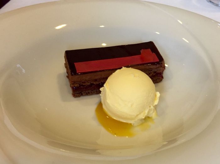 Tarta sacher con frambuesa y helado de vainilla