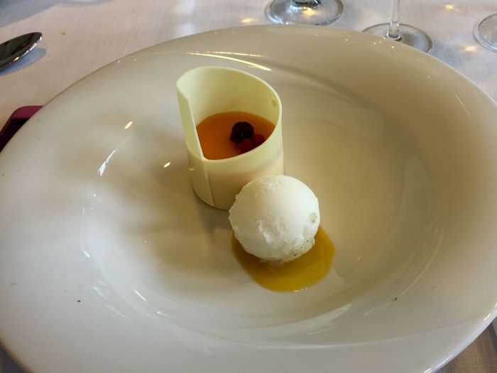 Corona de chocolate blanco con mango y helado de limón