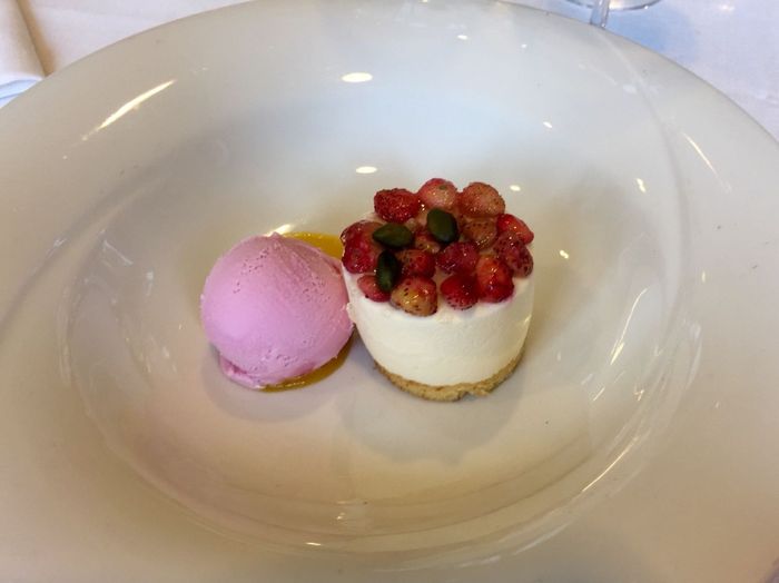 Crema de chocolate blanco con fresas y helado de fresa