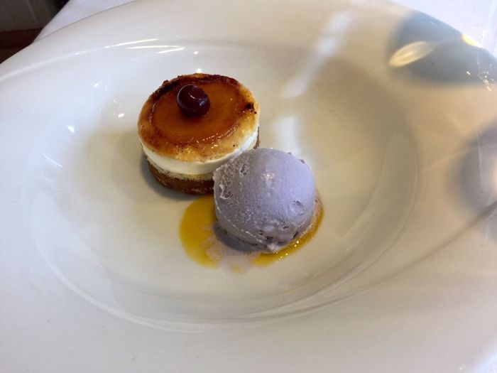 Chocolate con praliné de jijona y helado de violeta