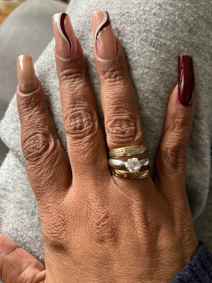Vota y cuéntanos cuál es el material de tu anillo de pedida 👇 - 1