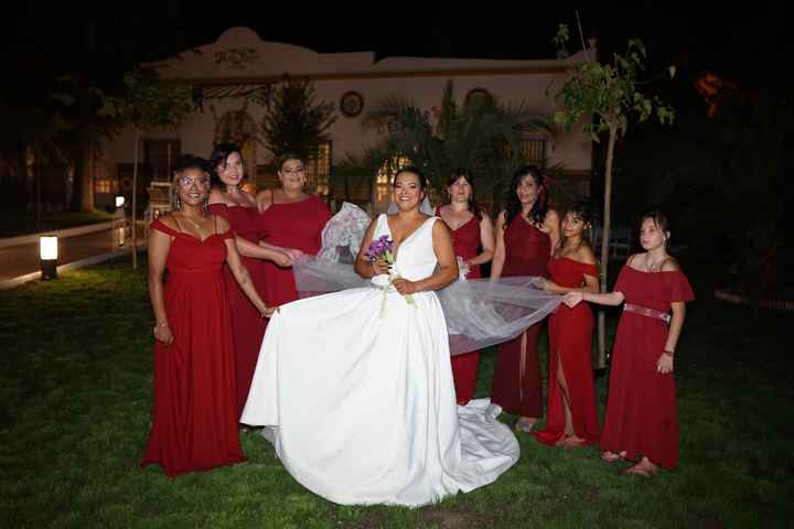 damas de honor - prendas de ropa diferentes pero mismo color - 1