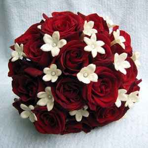 Ramo redondo rosas rojas con alfileres flores blancas y perla