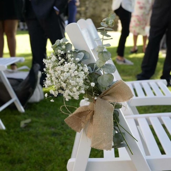 misma silla y decoracion floral