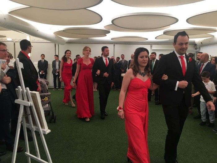 Damas y damos entrando a la ceremonia despues del novio / antes de la novia