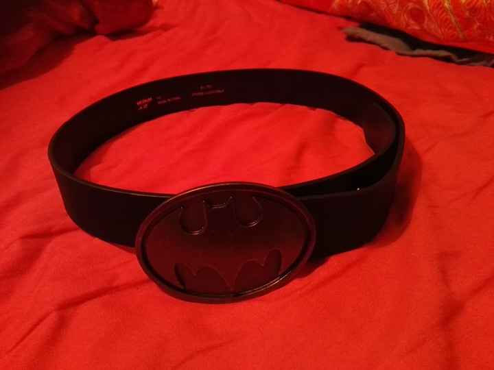 Cinturon. Es negro, pero con la sabana rosa de la cama parece raro