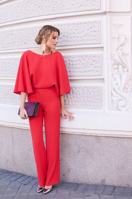 Invitada de rojo