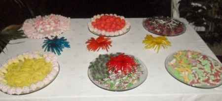 Mesa de chuches en baile