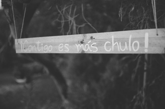 Cartel de madera con la frase que incorporamos en invitaciones y sello. La gente lo utilizó de photo