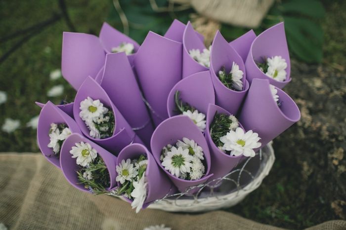 conos con flores para la ceremonia