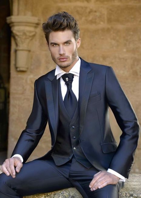 traje azul novio