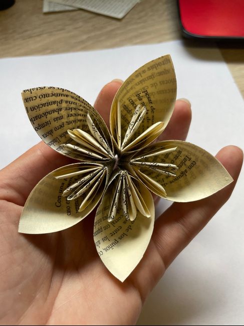 Ramo con flores hechas de papel de libros 7