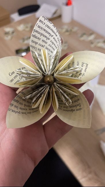 Ramo con flores hechas de papel de libros 6