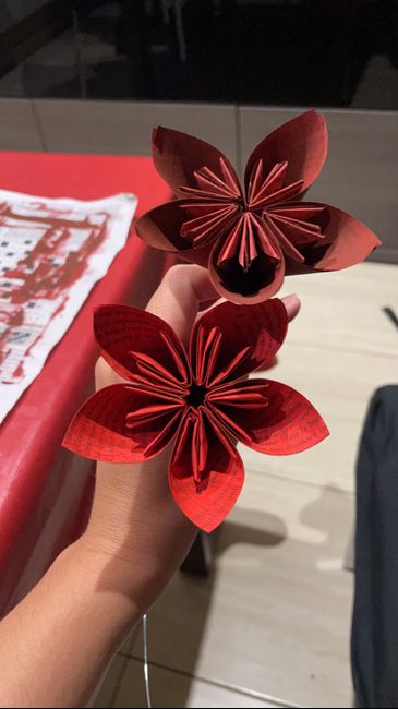 Ramo con flores hechas de papel de libros 4