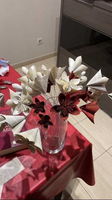 Ramo con flores hechas de papel de libros 5