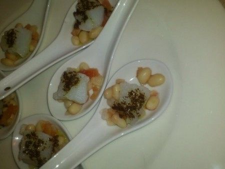 Cucharita de bacalao con judías de Santa Pau y olivada