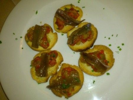Tostadita de escalibada con anchoas