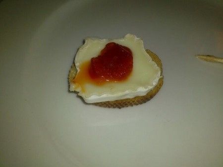 Tostadita de queso de cabra con mermelada de tomate