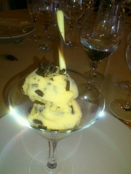 Frappé de cítricos con virutas de chocolate negro