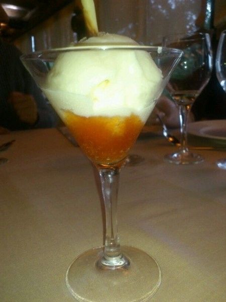 Yogur griego con mermelada de tomate