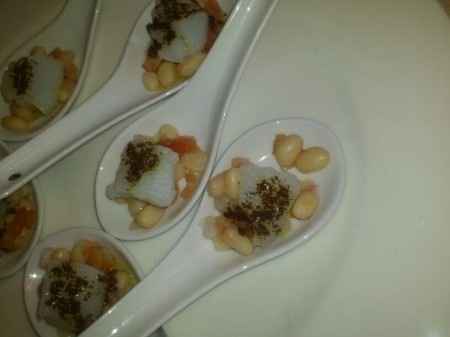 Cucharita de bacalao con judías de Santa Pau y olivada
