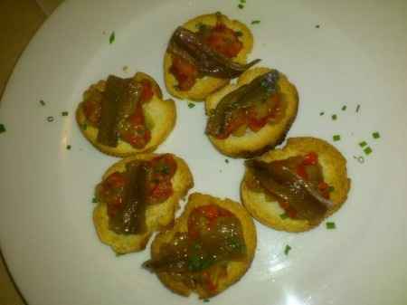 Tostadita de escalibada con anchoas