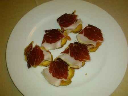 Tostadita de pan con tomate y jamón de Jabugo.