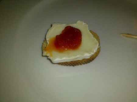 Tostadita de queso de cabra con mermelada de tomate