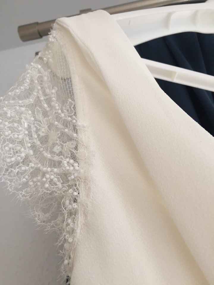 Está roto el encaje y también la tela del georgette