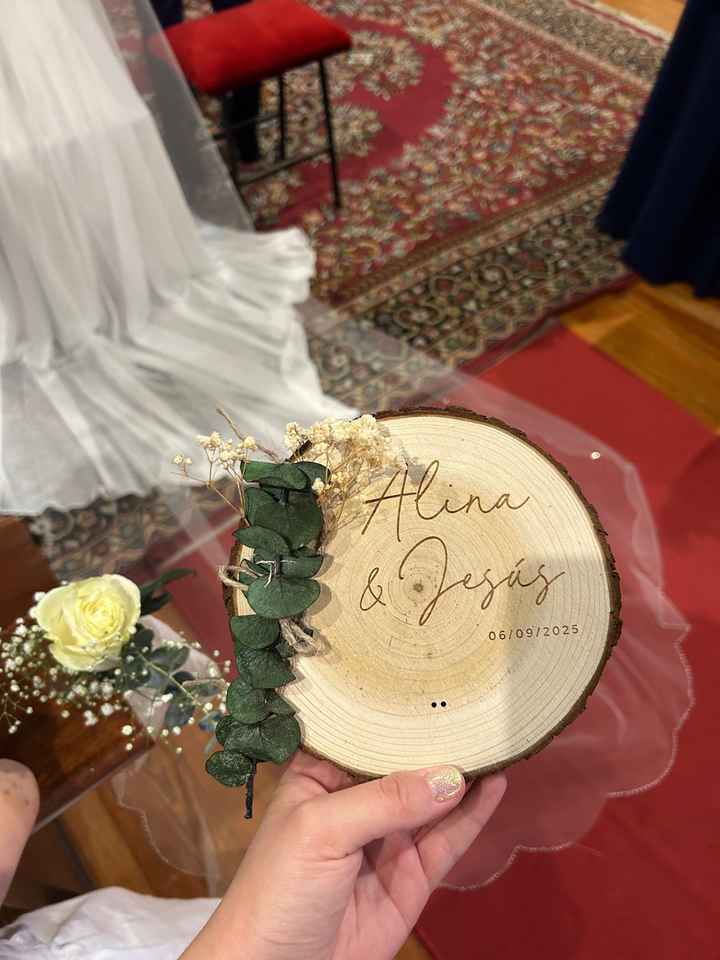 Porta alianzas en rodajita de madera personalizado. - 1