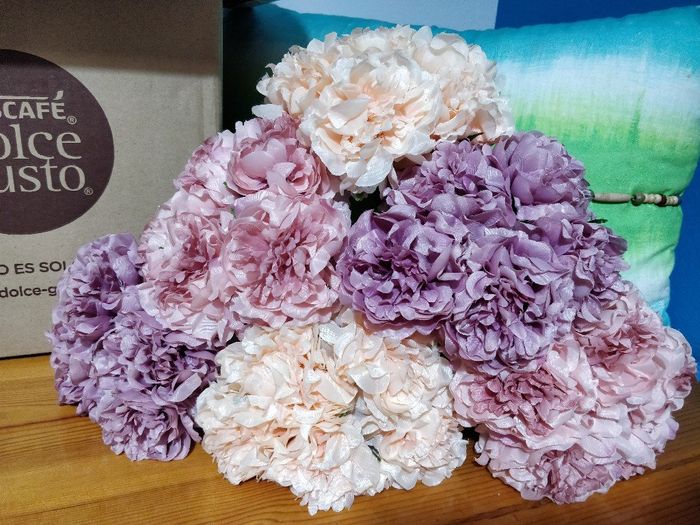 - Flores de tela de varios colores