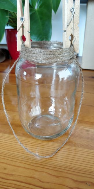 Volvemos a poner silicona para fijar bien el inicio y enrollamos con fuerza y firmeza la cuerda de y