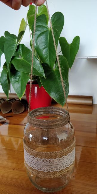 Cortamos la cinta decorativa a medida de la circunferencia del frasco, pegamos bien un extremo y dej