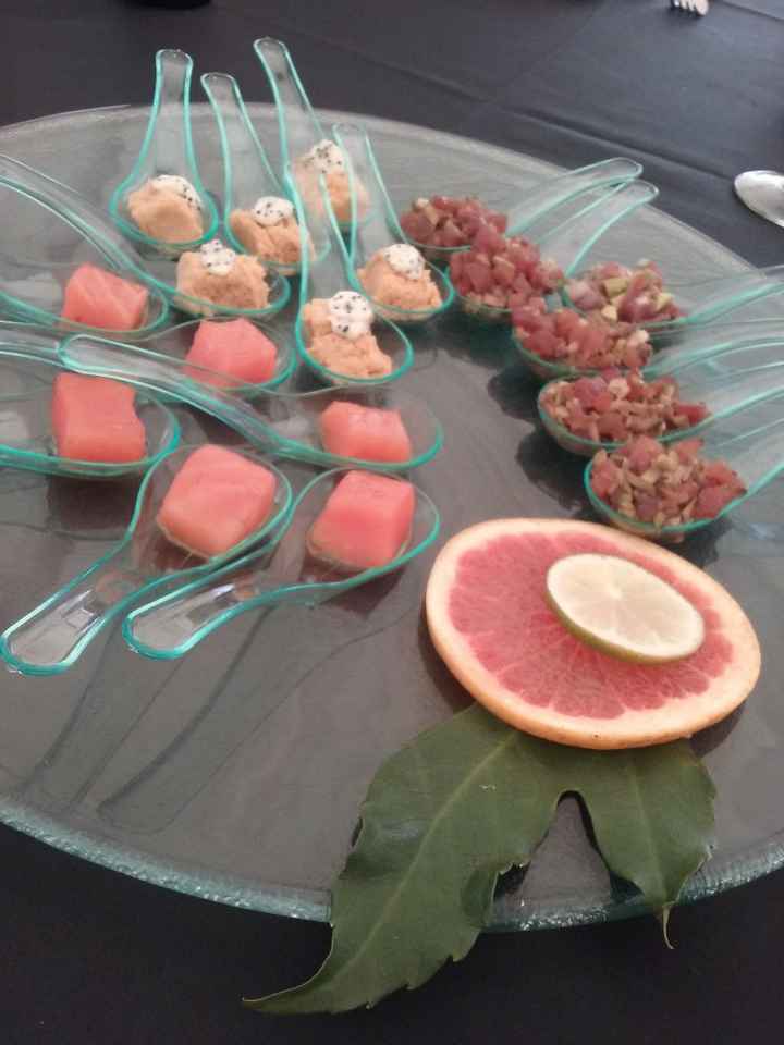 Cuchara de ceviche de atún, dado de salmón trufado y pastel de bogavante con salsa de caviar
